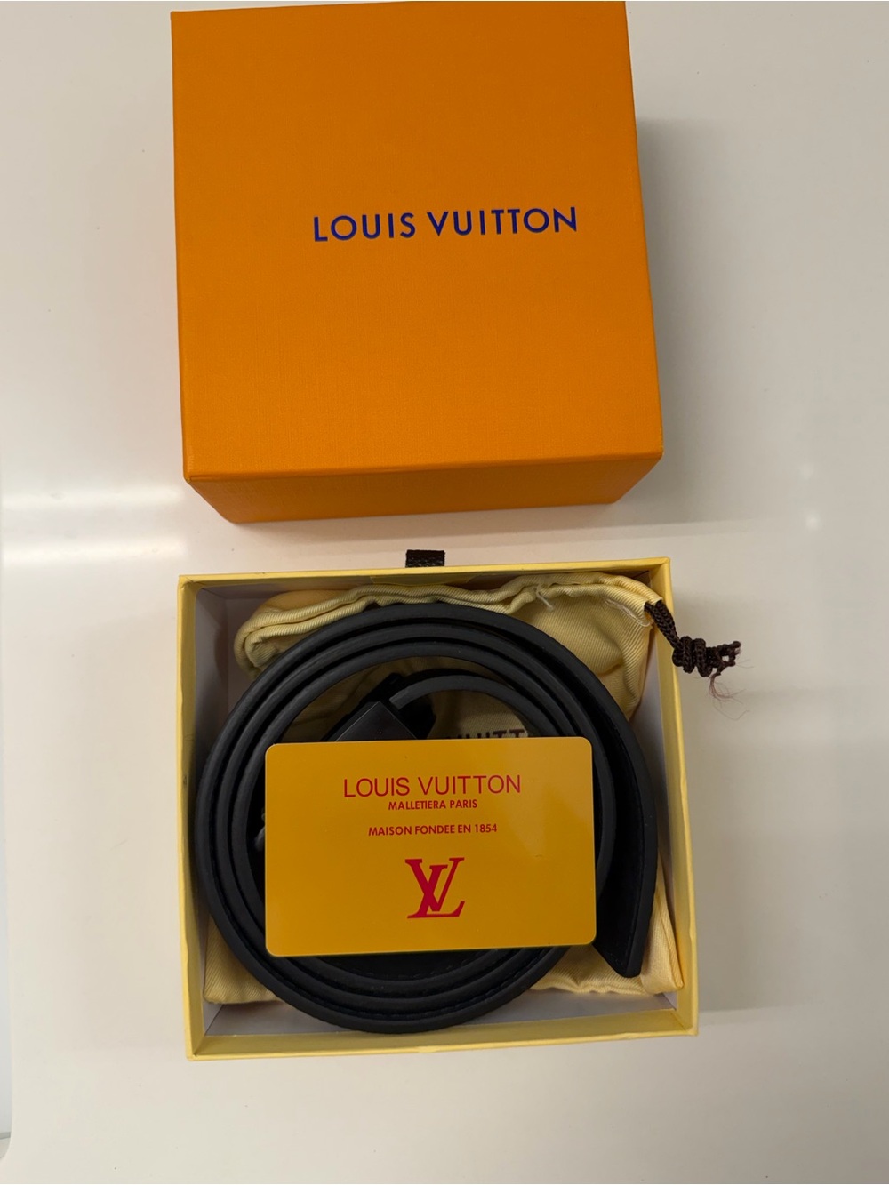 Louis Vuitton LV Initials 40MM Pebbled Leather Belt - Picture 11 of 12